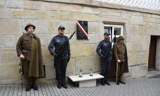 mundurowi na warcie honorowej przy pamiątkowej tablicy