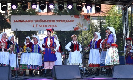 osoby w strojach krakowskich na scenie