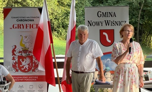 przemawia burmistrz, obok prezes stowarzyszenia
