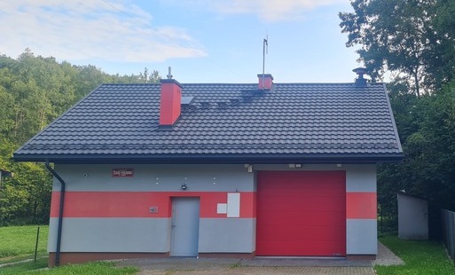 Zdjęcie do Nowy dach na remizie OSP w Łomnej