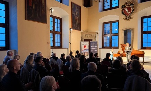 Zdjęcie do Historyczne fortepiany zabrzmiały na wiśnickim zamku