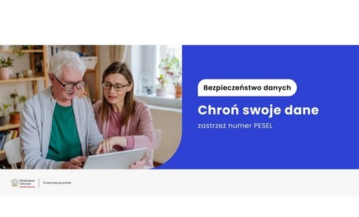 kobieta i mężczyzna z komputerem, napisy na niebieskim tle