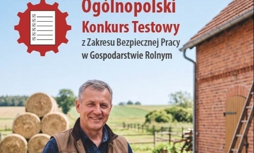 mężczyzna, w tle bele, fragment budynku